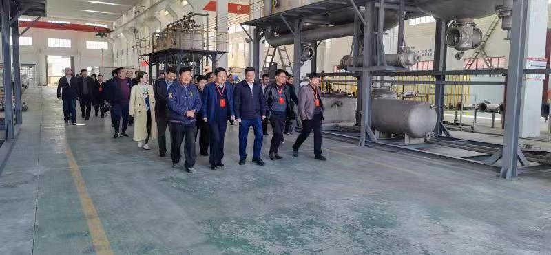 11月9日，人大代表團(tuán)一行考察江蘇煌燦新材料科技有限公司。高新區(qū)黨工委書(shū)記陳斌等陪同。